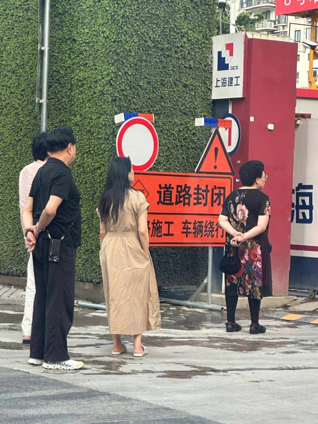 秦昊伊能静一家在上海看房被偶遇!曾被传“婚变”