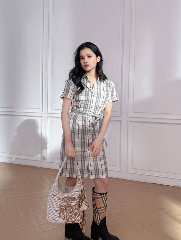 张婧仪身材比例完美。