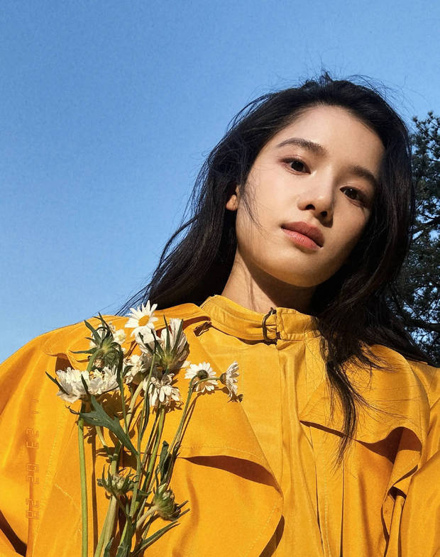 张婧仪五官精致立体。