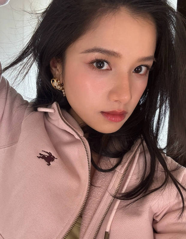 张婧仪怼脸自拍状态依旧抗打。