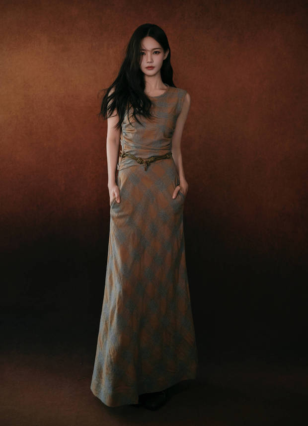 搜狐娱乐讯 6月6日，李一桐一组写真美照释出，照片中她穿格纹修身长裙展现完美身材曲线，大波浪造型优雅魅惑，眼神凌厉深邃。