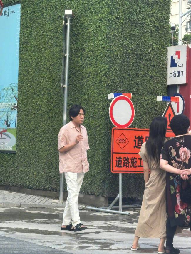 秦昊伊能静一家在上海看房被偶遇!曾被传“婚变”