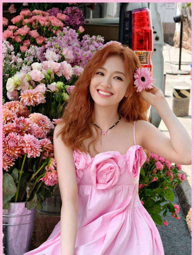 李兰迪穿吊带裙明媚甜美 阳光下灿笑生命力满满